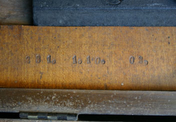 Pedalklavier Wilhelm Hirl 1903, Seriennummer und Fertigungsdatum als Schlagstempel auf dem Stimmstock