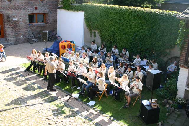 10. September 2006: "Hummis Bigband" spielt zum Frühschoppen am Tag des Offenen Denkmals 2006 in Haus Eller.